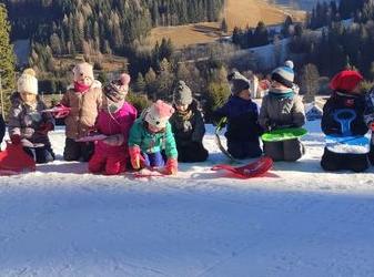 dzieci na stoku narciarskim 254
